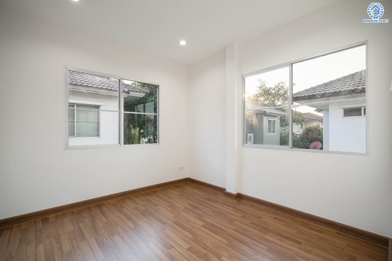 บ้านมือสองตกแต่งใหม่ คุณภาพแบรนด์ LH โครงการ ชัยพฤกษ์ ราชพฤกษ์-แจ้งวัฒนะ เนื้อที่ 58.4 ตร.ว. ฟังก์ชัน 3 ห้องนอน 3 ห้องน้ำ 2 ที่จอดรถ ภายในตกแต่งหรูหรา บนทำเลศักยภาพติดถนนราชพฤกษ์ เชื่อมสู่แจ้งวัฒนะได้อย่างรวดเร็ว และเพียง 10 นาทีถึงรถไฟฟ้า "สถานีบางรักใหญ่" จุดขึ้นทางด่วน "ศรีรัช" โรบินสัน ไลฟ์สไตล์ ราชพฤกษ์ และ โลตัส นอร์ธราชพฤกษ์